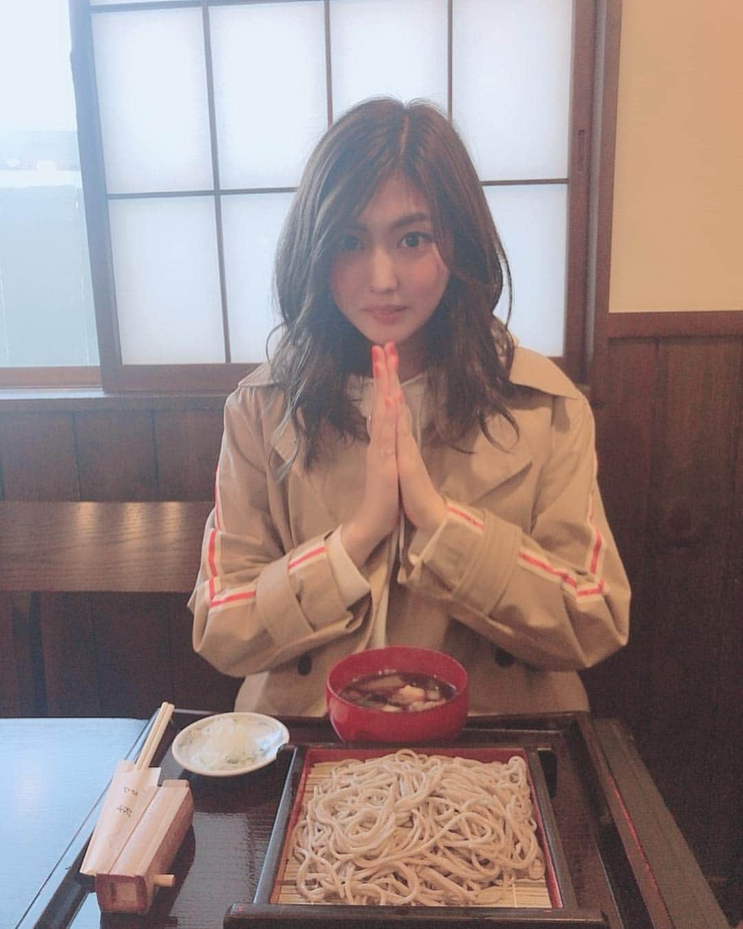 岩﨑名美さんのインスタグラム写真 - (岩﨑名美Instagram)「軽井沢🌵🍂 お蕎麦がとてもとても美味しくて感動😭！良いお出汁ぃぃ🦆  #思いたったらすぐ行動  #軽井沢  #蕎麦  #霧里  #鴨南せいろ」3月14日 18時37分 - nami_iwasaki