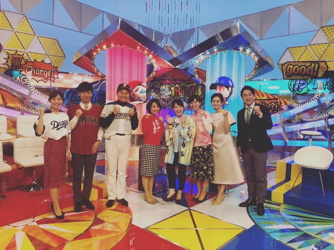 有田優理香さんのインスタグラム写真 - (有田優理香Instagram)「明日15日(金)夜9時〜「ＯＢvs現役 プロ野球好珍バトル2019春」の放送があります！ 豪華な現役選手、ＯＢの皆様が大集合！！プロ野球の開幕直前に、歴代の“好珍プレー”映像から今と昔でどちらのプロ野球が面白いかを比較するトークバラエティーです🙌  カープからは、菊池涼介選手、松山竜平選手、OBの山本浩二さんが出演✨ 私も収録に参加し、カープのとっておきの映像を紹介してきました！  各局のアナウンサーのプレゼン大会はもちろん、楽しいVTRが盛りだくさんで、見終わった後はプロ野球がもっともっと好きになれるはずです⚾️💕 ぜひご覧ください！！ #プロ野球好珍バトル #carp #完全カープ主義 #トレーナーの文字 #山本浩二さん直筆」3月14日 18時39分 - yurikaa0624