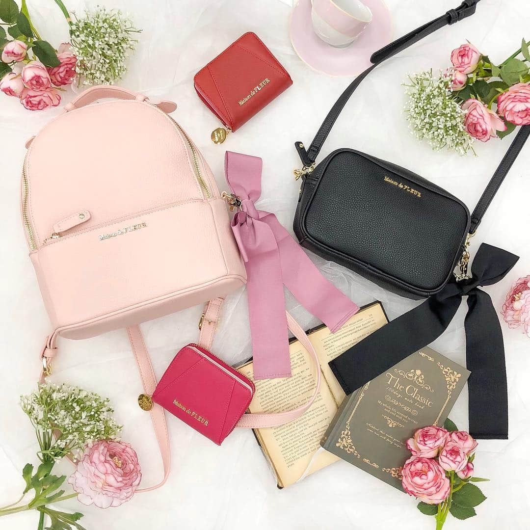 のインスタグラム：「﻿ ﻿ \ 大人気シリーズ再入荷！ /﻿ ﻿ " Melanie "﻿ ﻿ 人気のリュックS、Mサイズ、﻿ ショルダーバッグの﻿ ピンク、ブラックが再入荷♪﻿ ﻿ 大きなグログランのリボンが﻿ 歩くたび揺れて、心も弾むはず...﻿ ﻿ ﻿ ※入荷、在庫状況は店舗により﻿ 異なりますので詳しくは﻿ 各店舗までお問い合わせください﻿ ﻿ 公式通販ストライプクラブ、﻿ ZOZOTOWNでも﻿ 近日入荷予定﻿ ﻿ ﻿  #maisondefleur #メゾンドフルール #rucksack #ribbon #shoulderbag #wallet #gift #present  #リュックサック #バックパック #ショルダーバッグ #ウォレット #ミニウォレット #リボン #ギフト #プレゼント」