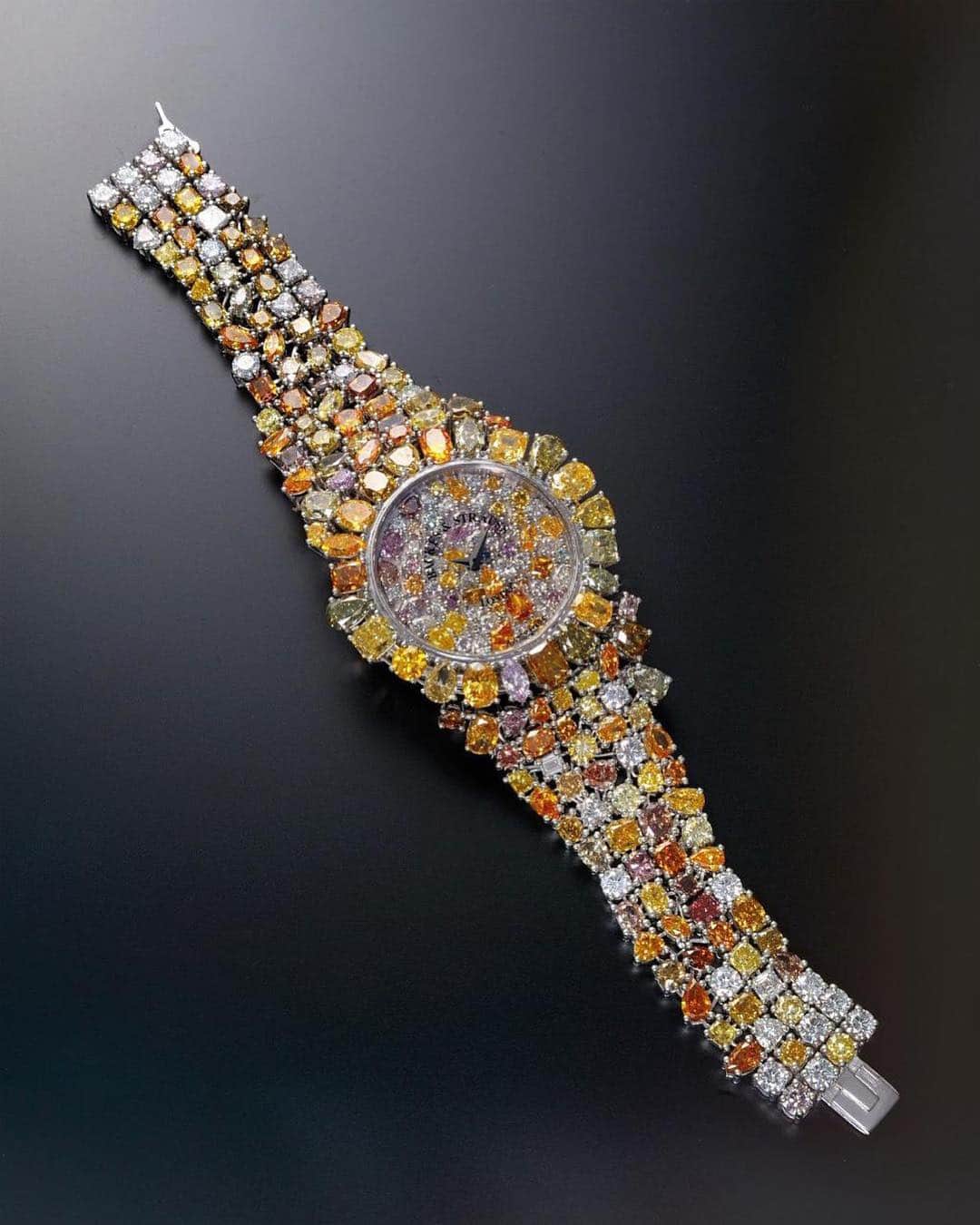 のインスタグラム：「Personalisation may feel more commonplace than ever these days – everyone seems to have an embossed iphone case or Goyard tote, and meddle with another’s Spotify and Netflix playlist at your own peril. For Backes & Strauss, however, bespoke has always meant something more rarefied and unique. Find out more about our bespoke services via our Story today.」