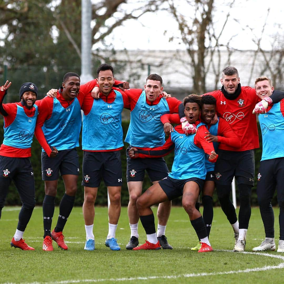 サウサンプトンFCさんのインスタグラム写真 - (サウサンプトンFCInstagram)「Work together, win together, laugh together... ⚽️ #saintsfc」3月14日 17時08分 - southamptonfc