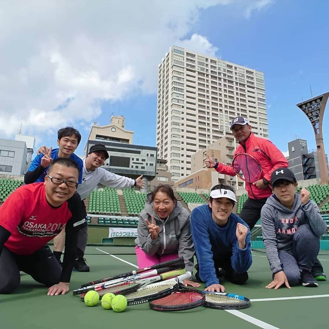 岡友美さんのインスタグラム写真 - (岡友美Instagram)「よしもと草テニス部☀️🎾 スマッシュとボレーがうまく決まらず高井さんをたくさん走らせてしまった👏😁 楽しさ満開！ #靭テニスセンター #新喜劇高井さん  #パーフェクトダブルシュレッダーかどの #劇団そとばこまち土井くん  #よしもとたきたさん  #おは朝スタッフやまださん  #米田コーチ #青空岡」3月14日 17時11分 - okatomo38