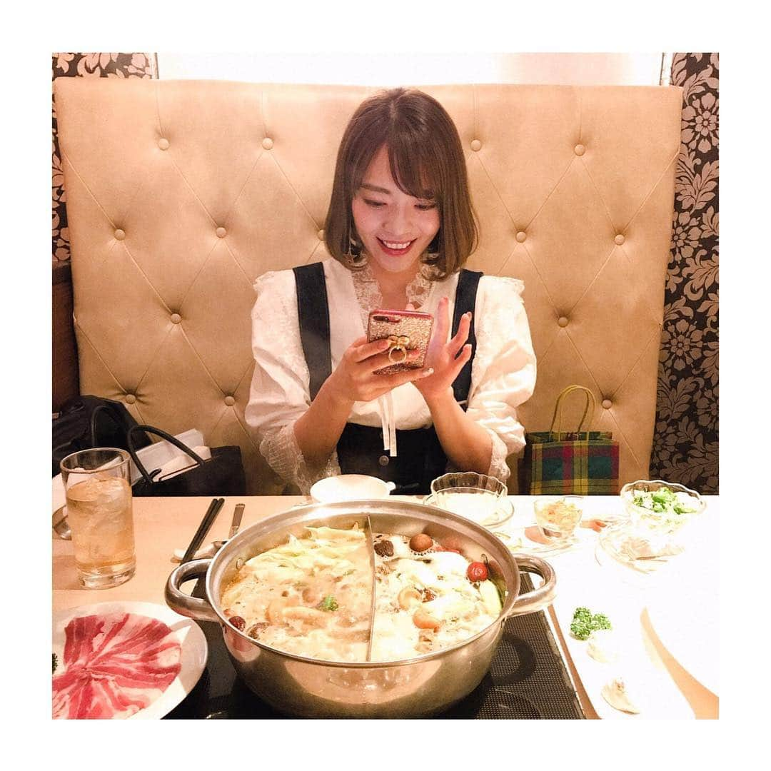 今村仁美さんのインスタグラム写真 - (今村仁美Instagram)「昨日はちかちゃんと火鍋食べに行きました♡ ここの火鍋大好きなので2人で来られて幸せ🎵 今年1年また2人で#docomocircuitrady を出来て嬉しいな❤️次会うのは4月の開幕戦😊 今年も1年大人ドコモの2人を推してください🥰 #ホワイトデー#ホワイトローズ #火鍋好き#女子トークが尽きない #docomo#SF#superfomula#RQ#racequeen」3月14日 17時23分 - imamura_hi