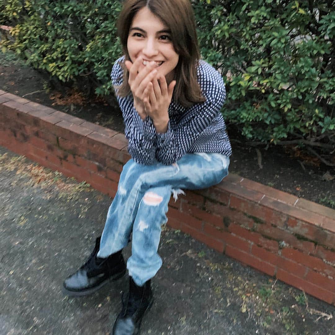のインスタグラム：「いつかの公園にて。 いつまでもダメージデニム好き😂💙 ボロめ×カチっと 好き🔥」