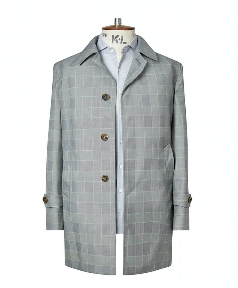 チェスターバリーさんのインスタグラム写真 - (チェスターバリーInstagram)「With the adverse weather conditions in London this week, we turn our attention to the Grey Bonded Pow Check Coat which is new in for SS19 and guaranteed to keep you looking your best come rain or shine.  Prestigious Loro Piana cloth is bonded on to a navy membrane in the devilishly clever technical construction of this updated version of the classic car coat. Cut for clean lined comfort and presented in a sharp Prince of Wales check, this works for formal or casual wear. Simply slip on over your suit, knitwear or polo shirt. . . . . #ss19#newin#new#shopthelook#CBstyle#tailoredtofit#savilerow#menwithstyle#fashion#mensstyle#style#chesterbarrie#tailoring#menswear#jacket#mensfashion#Britishfashion#menslifestyle#london#newcollection#autumnwinter18#chesterbychesterbarrie#wind#rain#londonweather #weather」3月14日 17時20分 - chester_barrie