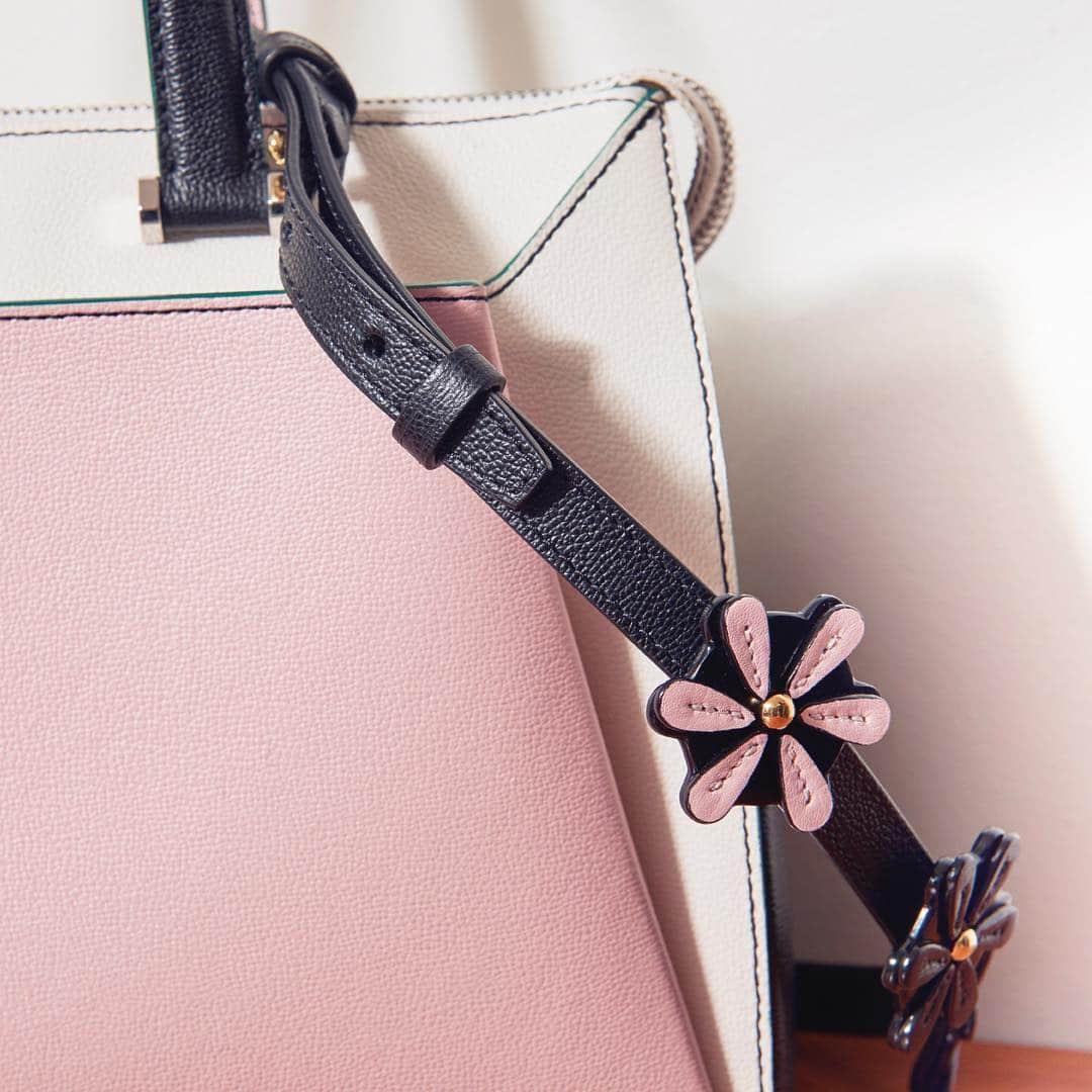 のインスタグラム：「Un peu, beaucoup, passionnément… À la folie ! 🌼 Flower power! #LisonbyLancel #BeautyAndDesign  #Flower #Lancel」