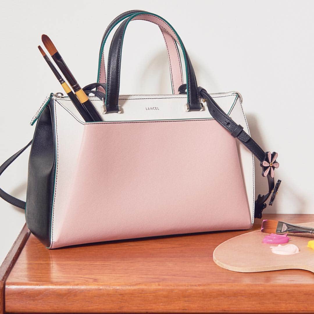 のインスタグラム：「L’arrivée du nouveau Lison ? Ça s’(ar)rose ! Who is in? #LisonbyLancel #BeautyAndDesign #Lancel」