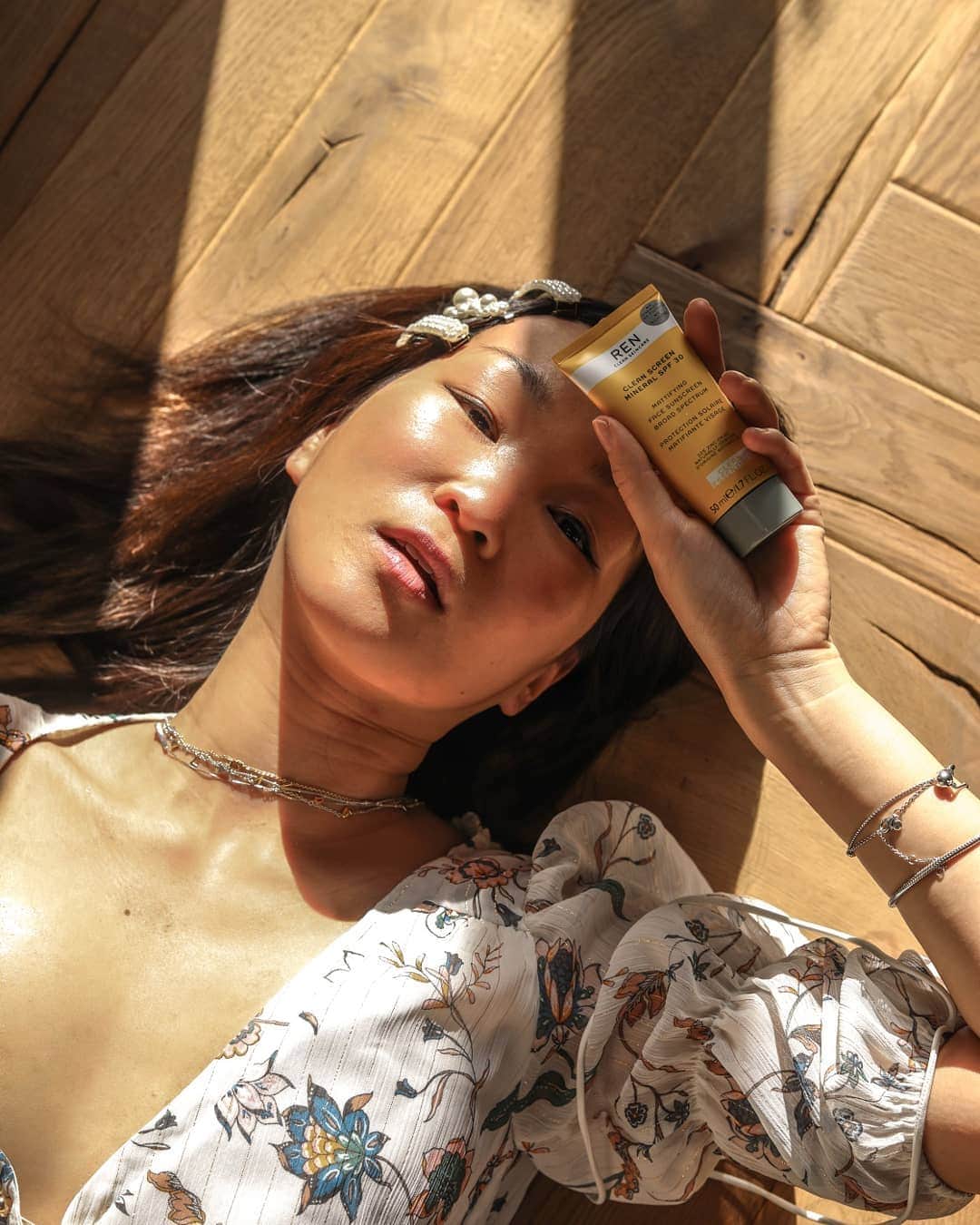 Mariko Kuoさんのインスタグラム写真 - (Mariko KuoInstagram)「#AD Now that spring is finally here to stay, it's so important to protect our skin from sun exposure.  I love the new @renskincare Clean Screen Mineral SPF30 which is not only silicone-free (so no breakouts!), but also only contains clean ingredients for our skin. It’s also in PCR packaging and oxybenzone-free which means it’s #CleanToSkin #CleanToPlanet」3月14日 17時33分 - marikokuo
