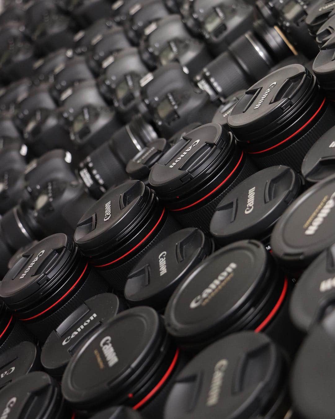 Canon UKさんのインスタグラム写真 - (Canon UKInstagram)「78 EOS cameras, 169 lenses, 15 DSC cameras, printers, camcorders and hundreds of batteries later, we've finished up packing our huge kit list for @thephotographyshow and we can’t wait to get started!  If you could try out any of our kit this weekend, what would it be?」3月14日 17時31分 - canonuk