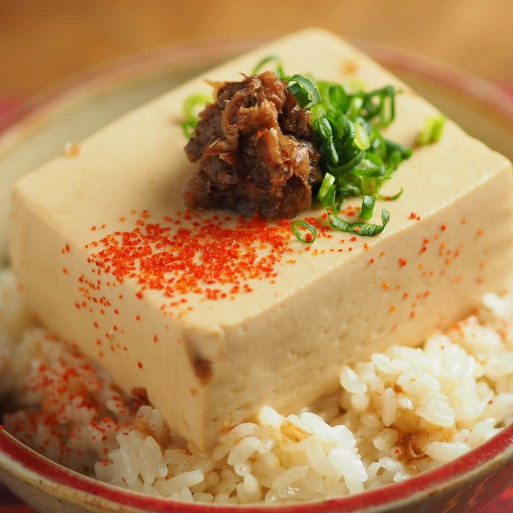 のインスタグラム：「出汁用の「おでん風簡単煮物」も出来て一石二鳥。  豆腐料理のラスボスか。次の日からが美味しすぎる「とうめし」【筋肉料理人】  https://www.hotpepper.jp/mesitsu/entry/kinniku/19-00046  #メシ通 #グルメ #レシピ #丼もの #丼 #とうめし #豆腐 #おでん #レシピブログ #藤吉和男 #筋肉料理人 #佐賀 #chinabowl #donburi #tofu #oden #easy #delicious #recipe #recipeblog #kazuofujiyoshi #saga #japan」
