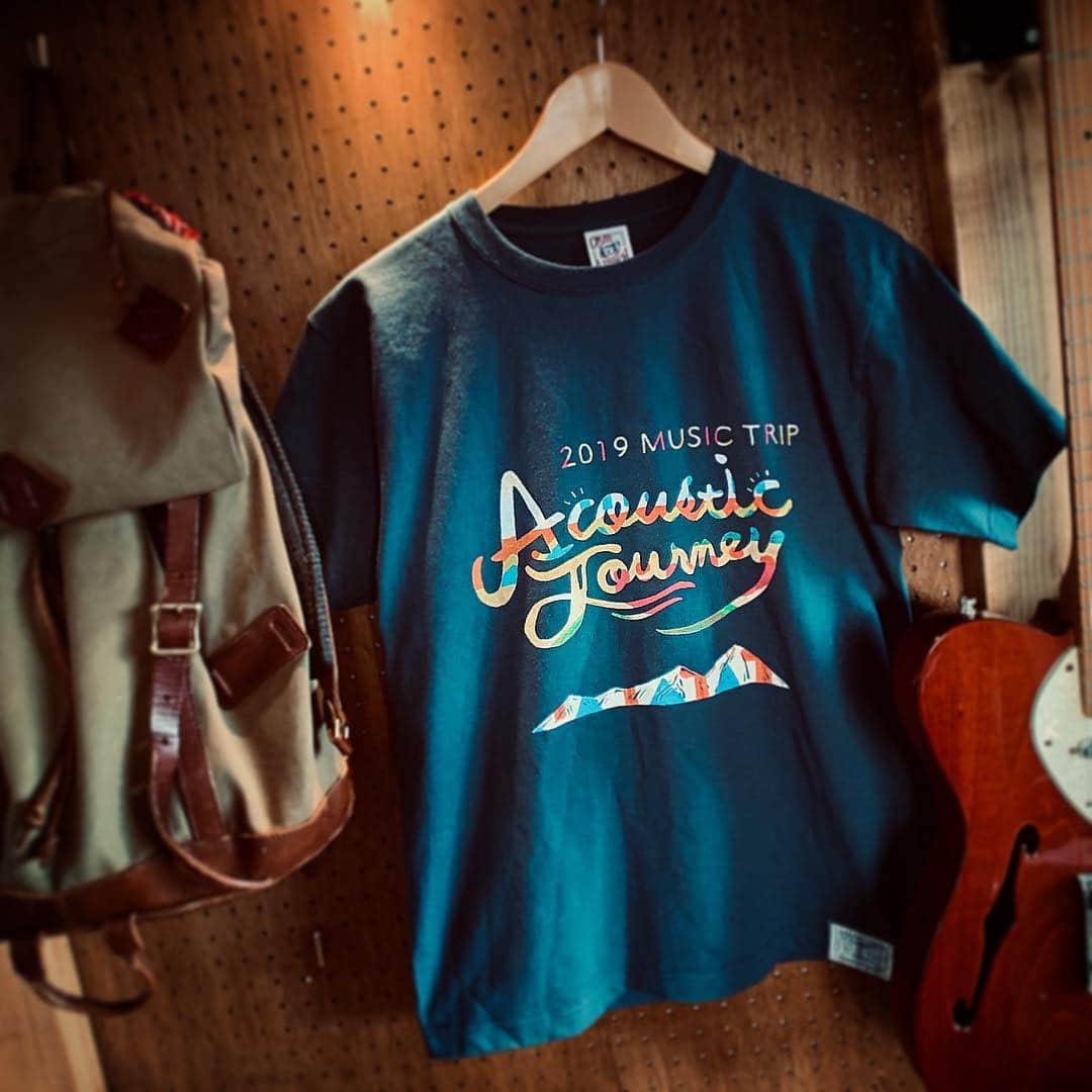 ダイスケのインスタグラム：「ツアーAcoustic Journey2019の新作Tシャツのサンプルが届きました！  ネイビーボディはカラフルなメインロゴと山なみ⛰ ホワイトの方には今ツアーのイメージキャラクター「リャマ&ウルフ」が真ん中にドンと鎮座しております。  来月からはじまるツアーのお供に、 これからの季節にぜひどうぞ！  販売は各ライブ会場にて〜🎈」