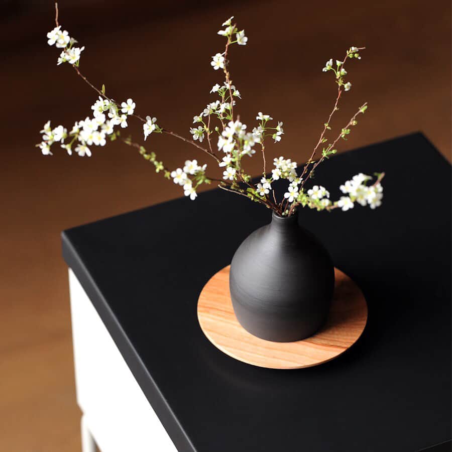 KOZLIFEさんのインスタグラム写真 - (KOZLIFEInstagram)「【KOZブログ】 今日のブログは盛りだくさんです‼️ . 北欧のフラワーベースをたくさん扱うKOZLIFEですが、今日の主役は日本の一輪挿し。 岐阜県で職人さんの手作業で作り上げられている美しい黒の一輪挿しが登場しました。 季節の小さな植物をちょこんと飾る。そんな楽しみ方をしたい小さな小さなフラワーベースをご紹介します。 そしてもう1つ。明日から特別に始まる、フラワーベースキャンペーンのお知らせも✨ キャンペーンに合わせて、それぞれのフラワーベースのページも春仕様にイメージチェンジしていますので是非見にいらしてくださいね！ 詳しくはブログをご覧ください。 . ◎ブログはトップページのバナーorプロフィールのURLからどうぞ。 ▶︎ @kozlife_tokyo . #KOZLIFE #japan #LoveFoodLoveLife#Interior #instahome #instagood#instajapan #livstagrammer #roomclip#myhome #flowerstagram #kozフラワー #暮らし #北欧 #北欧インテリア #北欧雑貨 #インテリア #フラワーベース #丁寧な暮らし #シンプルライフ #花のある暮らし #キャンペーン」3月14日 17時39分 - kozlife_tokyo