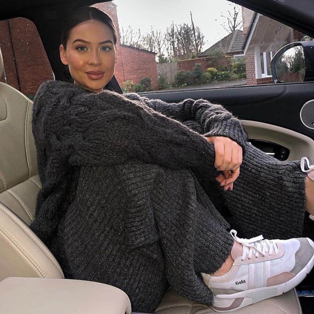のインスタグラム：「It's a comfy kinda day! @naomigenes wearing the Eclipse trainer 👌🏽#golaclassics #girlsinkicks」