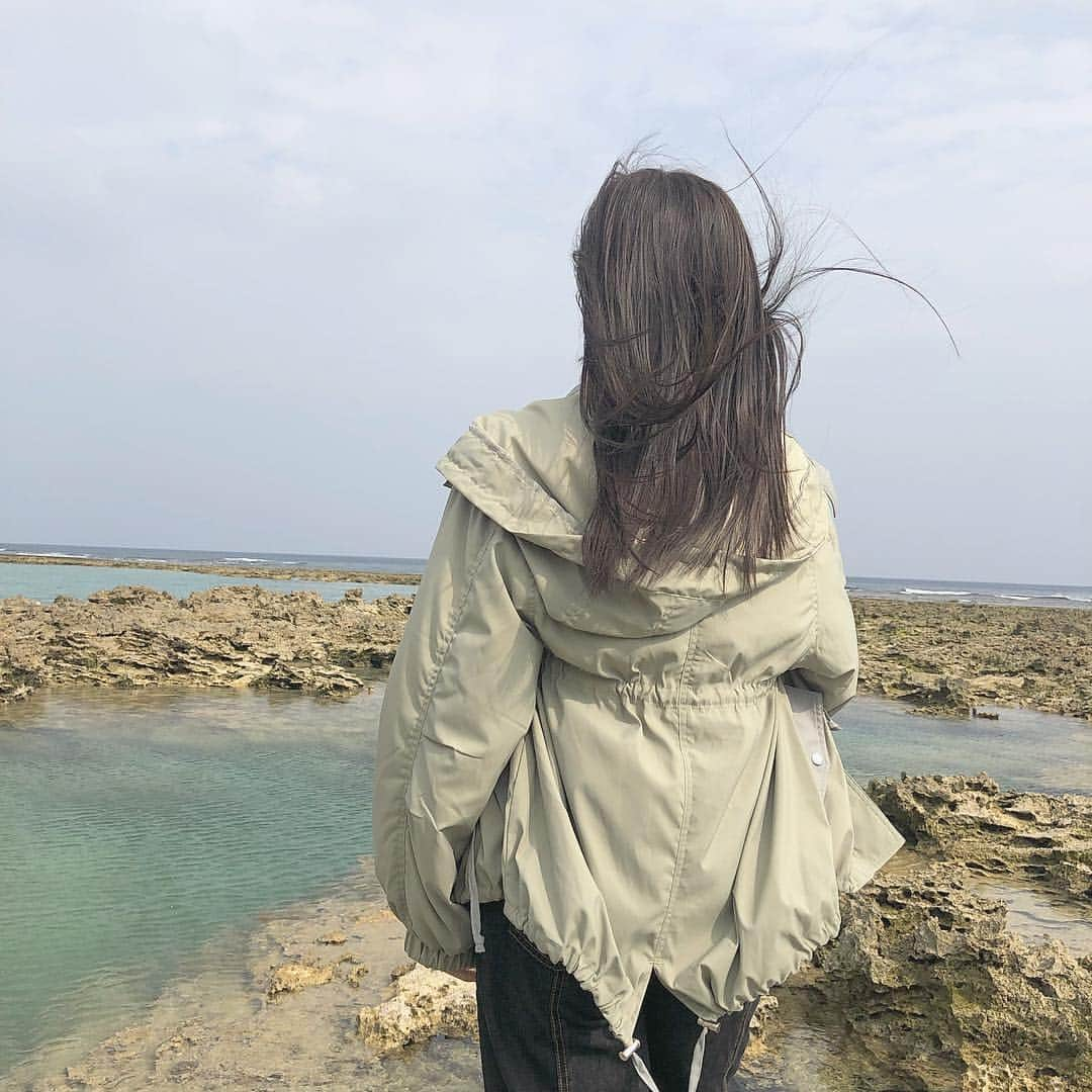 日下部愛菜さんのインスタグラム写真 - (日下部愛菜Instagram)「風が気持ちよかった〜🍃☁️ 水がとっても綺麗で青い魚が泳いでたよ🐟✨」3月14日 17時50分 - aina_kusakabe