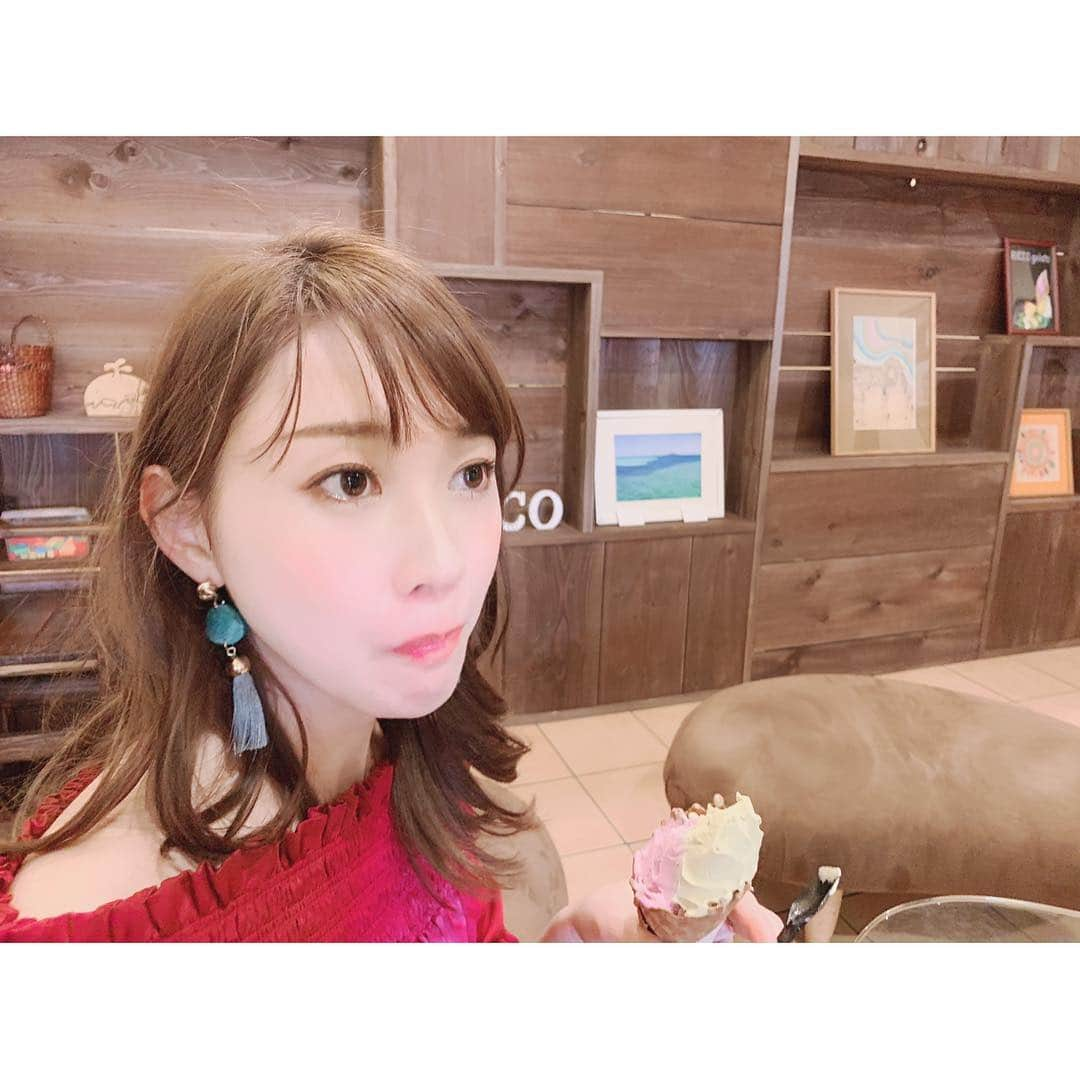 梶恵理子さんのインスタグラム写真 - (梶恵理子Instagram)「宮古島旅行なうです✈️🏝💕 . RICCOジェラートというお店へ🍨 私は紫芋とピスタチオのジェラート 彼は島豆腐とヨーグルトとあずきミルク . めちゃめちゃ美味しかった💓😍 . 2.3枚目の写真は 彼による写真下手くそ選手権😂📸 . . #宮古島#宮古島旅行#かじえり#旅行#沖縄#ジェラート」3月14日 17時50分 - kajierimakeup