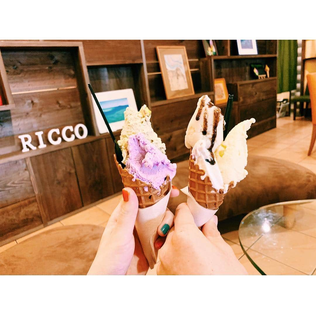 梶恵理子さんのインスタグラム写真 - (梶恵理子Instagram)「宮古島旅行なうです✈️🏝💕 . RICCOジェラートというお店へ🍨 私は紫芋とピスタチオのジェラート 彼は島豆腐とヨーグルトとあずきミルク . めちゃめちゃ美味しかった💓😍 . 2.3枚目の写真は 彼による写真下手くそ選手権😂📸 . . #宮古島#宮古島旅行#かじえり#旅行#沖縄#ジェラート」3月14日 17時50分 - kajierimakeup