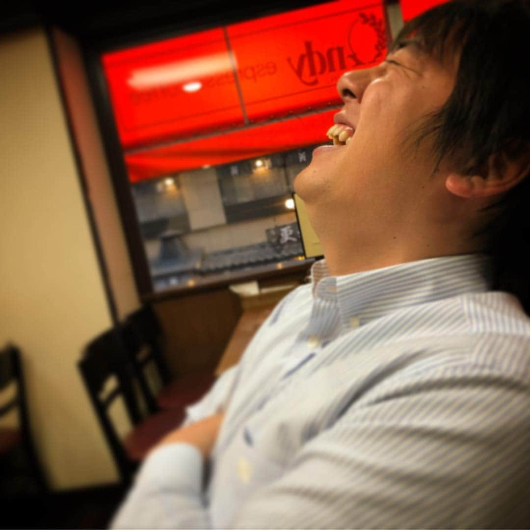 山本紘之さんのインスタグラム写真 - (山本紘之Instagram)「・ 今日は仕事合間にカレー。 ・ ・ 先輩がこっちを撮影してる姿を撮影。 それを見て笑う後輩。 平和だ。 ・ ・ #カレー #欧風カレー #日テレアナ #田中毅 #安村直樹 #山本紘之 #カレーとアナウンサー」3月14日 17時43分 - yamamoto_hiroyuki.ntv