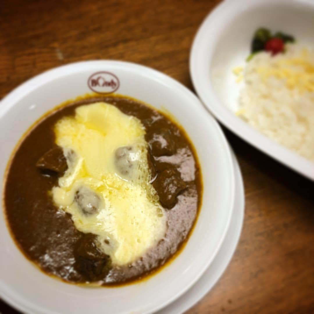 山本紘之さんのインスタグラム写真 - (山本紘之Instagram)「・ 今日は仕事合間にカレー。 ・ ・ 先輩がこっちを撮影してる姿を撮影。 それを見て笑う後輩。 平和だ。 ・ ・ #カレー #欧風カレー #日テレアナ #田中毅 #安村直樹 #山本紘之 #カレーとアナウンサー」3月14日 17時43分 - yamamoto_hiroyuki.ntv