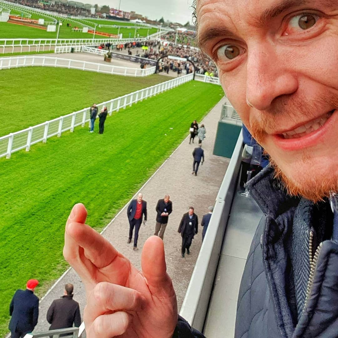 ジェームズ・フェルプスさんのインスタグラム写真 - (ジェームズ・フェルプスInstagram)「I had a great time yesterday at the Cheltenham festival with @hospitalityfinder Green Room. Luck was on my side for some of the races, but thanks to @westwood_lee for the tips. #cheltenham #ladiesday #horsepower 🐎」3月14日 17時47分 - jamesphelps_pictures