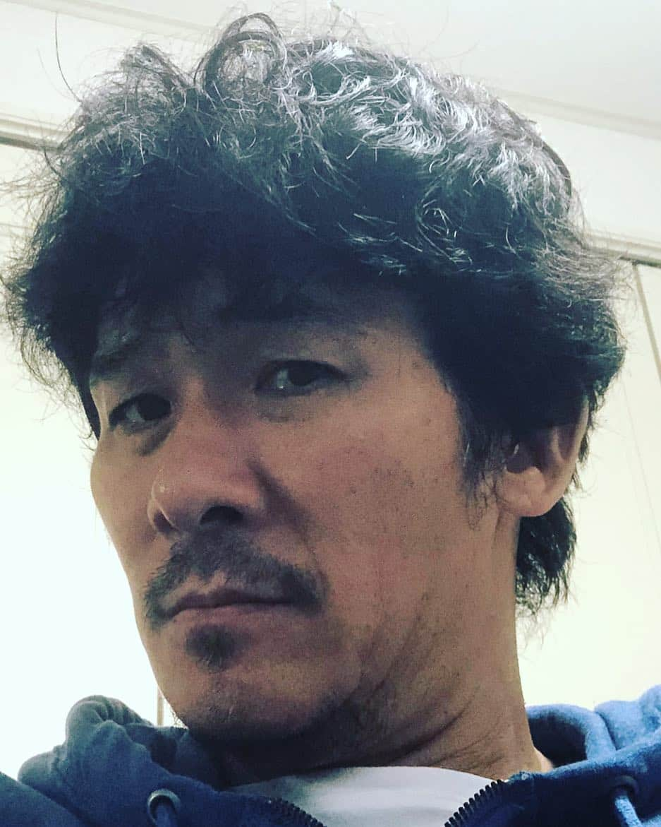 伊原剛志さんのインスタグラム写真 - (伊原剛志Instagram)「人生初、パーマかけてみた。 元々くせっ毛やから分かりにくいな。こりゃ。」3月14日 17時49分 - tsuyoshi_ihara