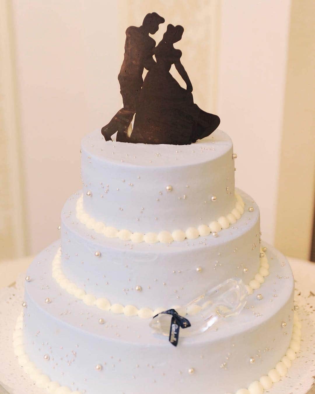 マリエカリヨン名古屋さんのインスタグラム写真 - (マリエカリヨン名古屋Instagram)「@marieecarillon . 結婚式に華を添えるオリジナルウェディングケーキ♩ お写真映えも抜群な、世界に一つだけのケーキを 専門パティシエがお作りいたします♡ . ------------------ . ▼ブライダルフェアは インスタのTOPからご予約が出来ます⚐ ＞＞＞ @marieecarillon . @marieecarillonをフォローして #マリエカリヨン  #マリエカリヨン名古屋 のハッシュタグをつけて お写真を投稿してみてくださいね✳︎ . こちらの公式IG（@marieecarillon） で取り上げさせていただきます♡ . #マリエカリヨン #マリエカリヨン名古屋 #dress #nagoya #wedding #weddingdress #weddingparty #ウェディングドレス #カラードレス #ウェディングレポ #チャペル #プレ花嫁 #ブライダルフェア #卒花 #披露宴 #結婚式準備 #日本中のプレ花嫁さんと繋がりたい #nagoya #結婚式 #結婚式場 #東海花嫁 #名古屋花嫁 #2019春婚 #2019夏婚 #2019秋婚 #2019冬婚 #ウェディングケーキ #ディズニーウェディング #シンデレラケーキ」3月14日 17時49分 - marieecarillon
