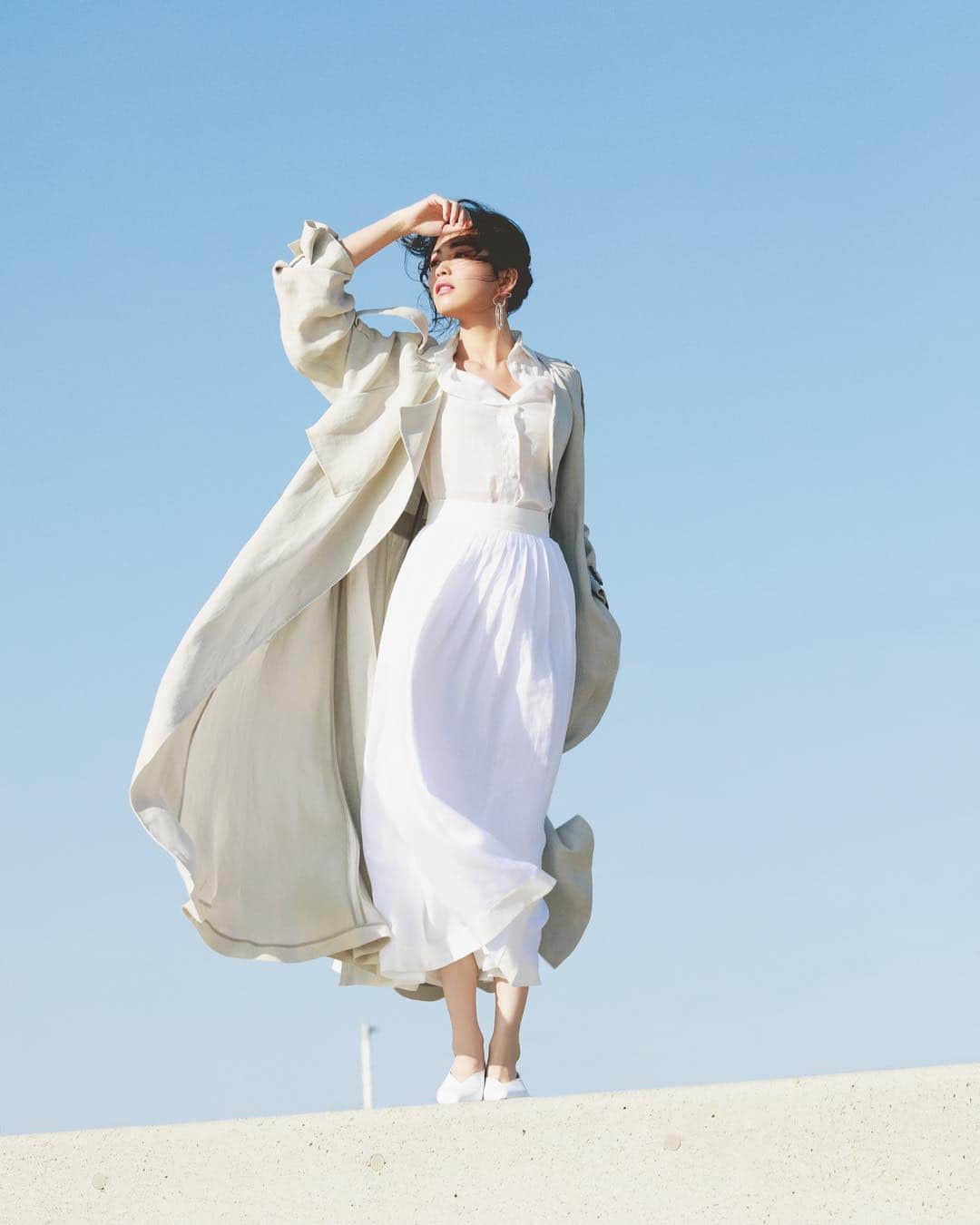 のインスタグラム：「Oggi4月号の連載企画【矢野未希子のシンプル&ベーシックのその先へ】では、この春トレンドとして大注目されている【プリーツ】がテーマ。 . 今季はさまざまなブランドからバリエーション豊富なプリーツアイテムが登場しているので、素材からデザインまでとことんこだわりたい、ですよね！この春、自分に合うプリーツを見つけてください😚 . #oggi #矢野未希子 #プリーツ #fashion #springfashion #beige #white #model #ootd #style #fashionaddict #lovefashion #sky #sunnydays #japanstagram #lovelife」