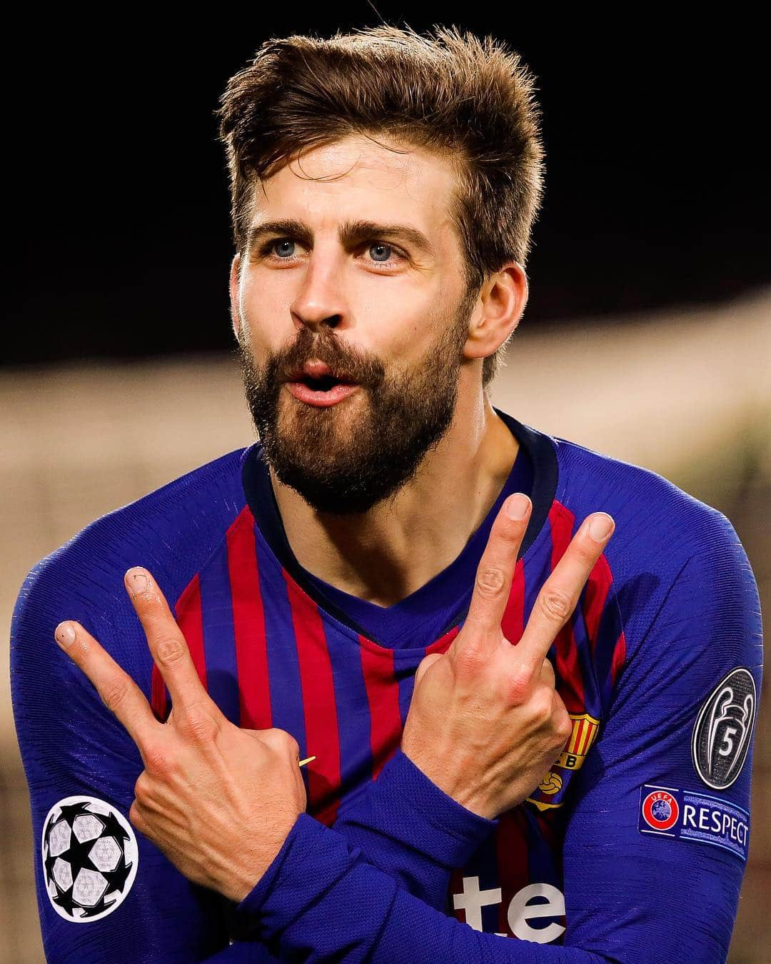 FCバルセロナさんのインスタグラム写真 - (FCバルセロナInstagram)「Not ✌️ + ✌️. We scored ✋ @3gerardpique!! 🔵🔴」3月14日 17時53分 - fcbarcelona