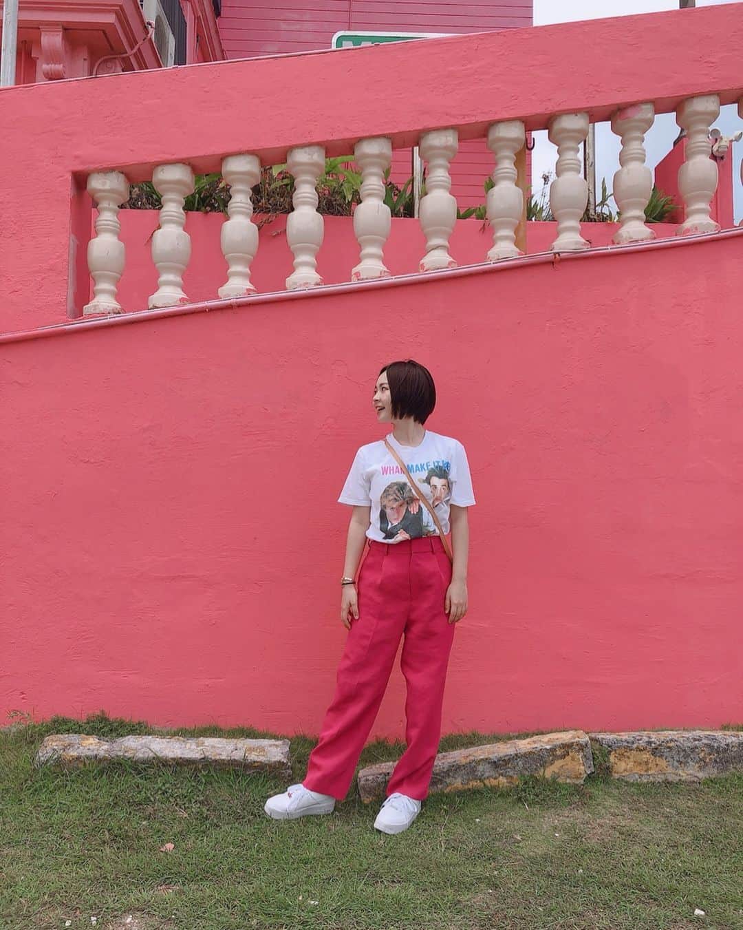 加藤るみさんのインスタグラム写真 - (加藤るみInstagram)「映え壁🍑 ピンク大好き感が伝わる ショッキングピンクパンツ💖笑 #るみのふく  #tshirt #wham  #pants #conversetokyo  #sneaker #nike」3月14日 17時59分 - rumicinema