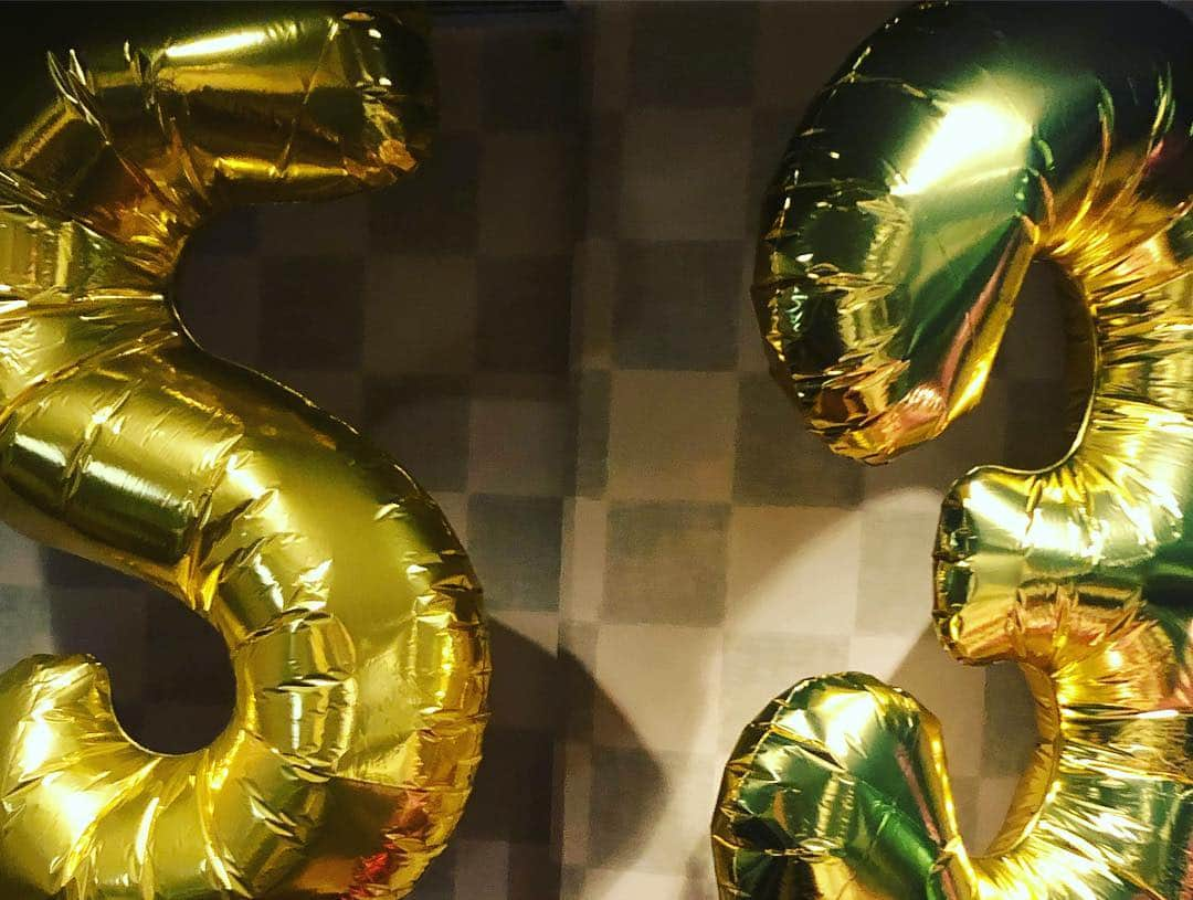 あばれる君さんのインスタグラム写真 - (あばれる君Instagram)「今田さんの誕生日会が盛大に開催されました‼︎笑った笑った‼︎途中、ハロー植田さんと互いの頭部の毛根の数を数え合うという前衛的なコミュニケーションを取りました‼︎めちゃめちゃ楽しかったっす‼︎😊✨🎁🎂」3月14日 18時00分 - abarerukun