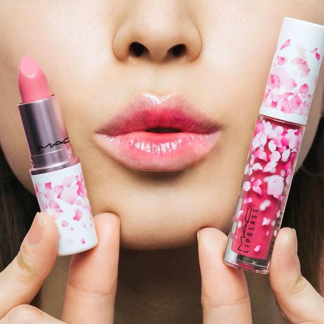 M∙A∙C Cosmetics Japanのインスタグラム：「⠀ 桜の花びらの限定コレクション #MACブームブームブルーム 全国店舗はいよいよ明日！3/15から発売🌸 ⠀ #MACBoomBoomBloom ⠀ PHOTO: @takaki_iwata ⠀ ⠀ ⠀ ⠀ ⠀ ⠀ #MACCosmeticsJapan #MACコスメ #MACCosmetics #MACArtistChallenge #MyArtistCommunityJP  #MAC #コスメ #メイク #リップ #リップスティック #リップグロス #MACリップ #春 #スプリング #春メイク #サクラ #桜 #CherryBlossom」