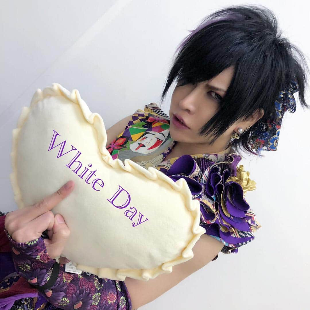 己龍さんのインスタグラム写真 - (己龍Instagram)「White Day🍬03.14 いつもありがとうございます😊 💜❤️💚💓💙 #己龍 #kiryu #黒崎眞弥 #酒井参輝 #九条武政 #一色日和 #遠海准司 #ホワイトデー #光芒一閃」3月14日 18時01分 - kiryu_official_1216