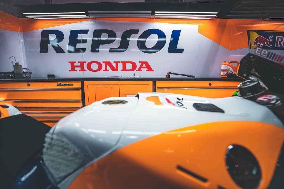 レプソル・ホンダさんのインスタグラム写真 - (レプソル・ホンダInstagram)「Looking 😎 with @snapon_uk ⠀⠀⠀⠀⠀⠀⠀⠀⠀ #QatarGP #25RepsolHonda #Repsol #MotoGP #Honda #Racing #RepsolHonda #HRC #RC213V #MM93 #MarcMarquez #ThePowerOfDreams #Motorcycle #Qatar #MM93🐜 #Tools #ToolStorage」3月14日 18時02分 - hrc_motogp