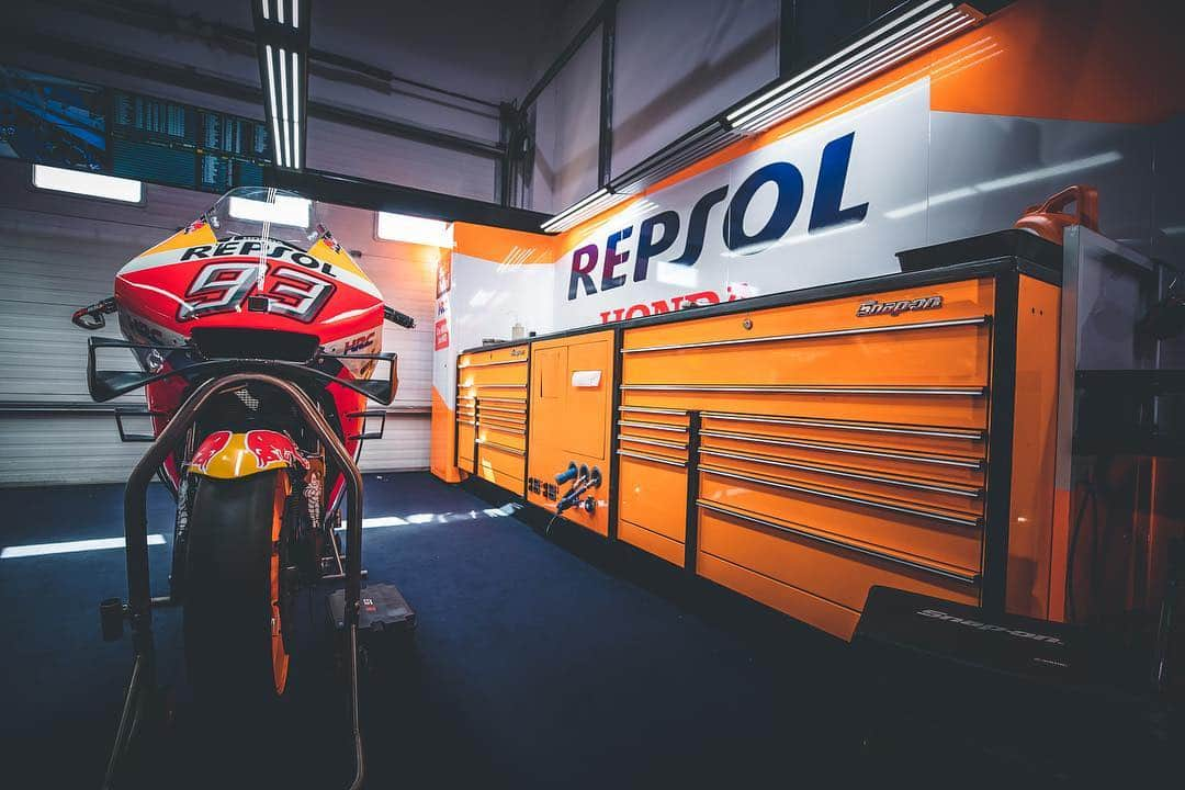 レプソル・ホンダさんのインスタグラム写真 - (レプソル・ホンダInstagram)「Looking 😎 with @snapon_uk ⠀⠀⠀⠀⠀⠀⠀⠀⠀ #QatarGP #25RepsolHonda #Repsol #MotoGP #Honda #Racing #RepsolHonda #HRC #RC213V #MM93 #MarcMarquez #ThePowerOfDreams #Motorcycle #Qatar #MM93🐜 #Tools #ToolStorage」3月14日 18時02分 - hrc_motogp