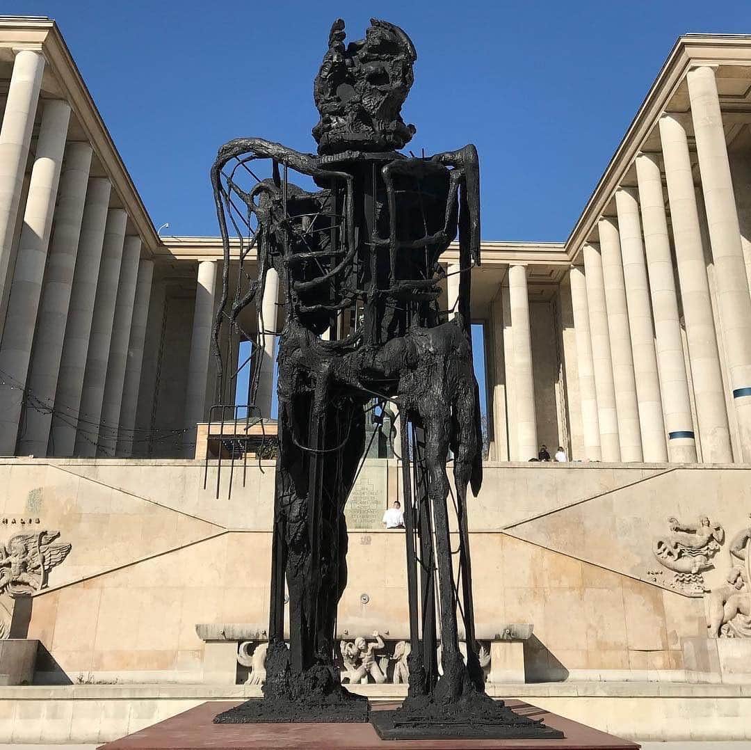 のインスタグラム：「“Thomas Houseago: Almost Human” opens tomorrow, March 15, at the Musée d’Art moderne de la Ville de Paris.  This exhibition traces the different phases of Houseago’s development as an artist, from his work in the 1990s to his latest creations, which include a completely new installation produced specifically for the occasion. Follow the link in our bio to find out more! __________ #ThomasHouseago #ExpoHouseago #AlmostHuman #Gagosian @museedartmodernedeparis」