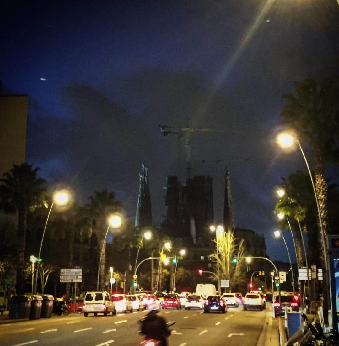 石塚啓次さんのインスタグラム写真 - (石塚啓次Instagram)「マリーナ通りから見たらなんかアニメに出てくる魔女のお城みたいに不気味やね、、、結構マリーナ通りからの見上げる角度好きやわ #バルセロナ」3月14日 18時03分 - keijiishizuka