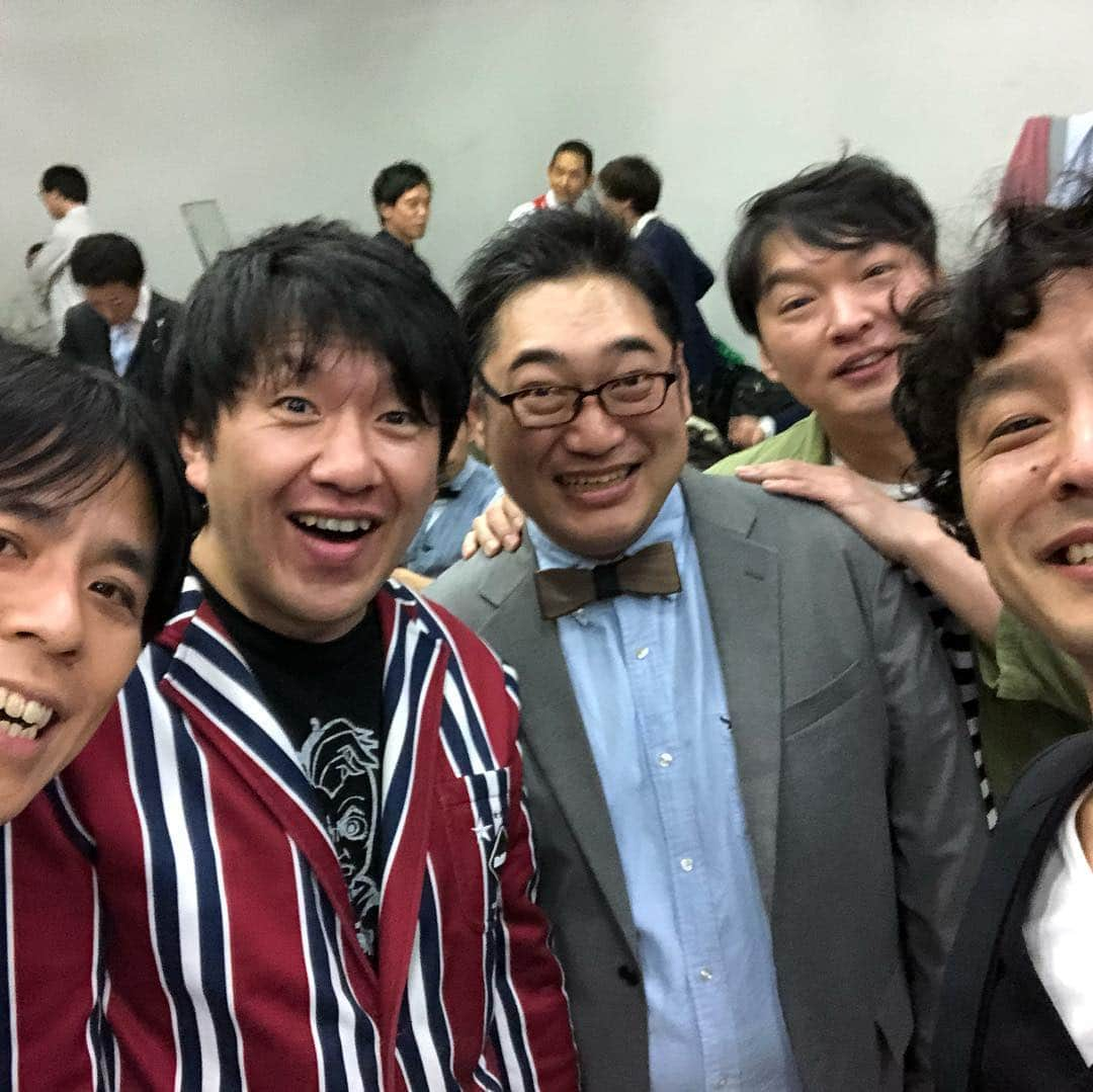 野村浩二さんのインスタグラム写真 - (野村浩二Instagram)「オンバト特番の収録に行ってきた！ ちょっとした同窓会でした。 はぁ〜楽しかった！ 飛石連休、アメザリ、三拍子、エレキ、らっしゃい、パペ。 おい、らっしゃい。目線そっちじゃねーよ！」3月14日 18時05分 - nomura_kouji