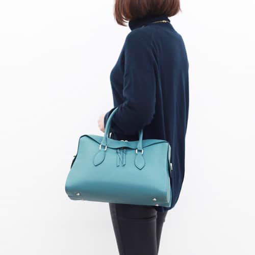 のインスタグラム：「・ ━━★ NEW ITEM ★━━ 👜ルイトーゴトートバッグ[2COLOR] Item no：l4-90304 ━━━━━━━━━━━ ・ 当店HPにて商品名 もしくはItem no.を検索すると 商品詳細をご覧頂けます✨✨ ・ https://narusya.net/products/detail.php?product_id=8198 ・ クラシックな形とトーゴパターンが  おしゃれなトートバッグです。  高級感のあるシルバー装飾のジッパーと  ハンドルストラップ、着脱可能なショルダーストラップで  フォーマルルック、オフィスルックの  コーディネートにお勧めです。  高級感のある雰囲気で A4サイズの収納も可能です。  内部は補助ポケットと  ファスナーポケットがあります。 ・  #トートバッグ  #ポシェット  #春コーデ #ellesie #narusya #カジュアルバッグ #春バッグ #レディースバッグ #カバン #鞄 #アラフォーコーデ #大人コーデ #大人可愛い #大人ファッション #大人コーデネート #大人カジュアル #今日のバッグ #本日のコーディネート」