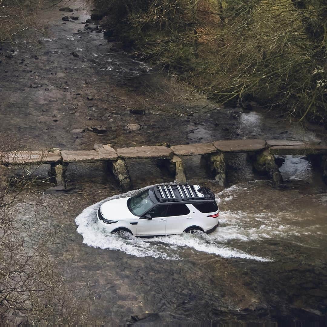 Land Roverさんのインスタグラム写真 - (Land RoverInstagram)「The #LandRover #Discovery always puts on a gripping performance, utilising clever technology to maintaining traction even in the toughest conditions.  #4x4 #Adventure #Carsofinstagram #Cars #Car #AutomotiveDesign #Instacar #SUV #CarLifestyle #Adventure #Adventuring」3月14日 18時05分 - landrover