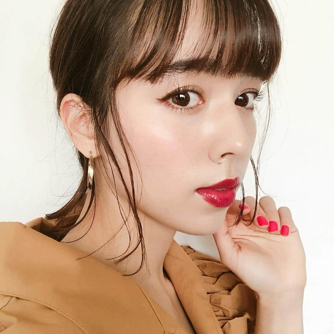 クレイトン愛さんのインスタグラム写真 - (クレイトン愛Instagram)「今日はアイライナーをレポするね✍️💕 ・ ナチュラルな雰囲気に仕上げたい時って、アイライナーで悩むと思うんだけど、、そんなときにおすすめなアイテム🧐💓 ・ 今回使ってみたのが、女子すっぴん研究所( まつ毛埋めliner)のブラウン！アイライナーが主張しすぎることなく、仕込むような感覚で使えるのがお気に入り😌💕 (フィニッシュラインはしっかり引いてみたんだけど、目頭〜目尻までナチュラルな雰囲気なの伝わるかな？💓) ・ すごくナチュラルなのに黒目もしっかり大きく見えるし、自然に溶け込んだラインは、まつ毛のボリュームもアップして見せてくれる🤔♡ ・ グリッター・カラーシャドウを使ったメイクをする時にも、アイライナーの質感でバランス取るのもテク🤫💘 メイクは足し引きしてあげると、こなれ感が出るからおすすめだよ〜😉♡ ・ ・ 以上、アイライナーレポでした✍️🌈参考になれば嬉しいな(*^_^*) ・ ・ #あいメイク #メイク #コスメ #ビューティー #makeup #cosmetics #beauty  #女子すっぴん研究所 #まつ毛埋めライナー #24hキレイな私  #ブラウン #pr」3月14日 18時06分 - clayton_ai