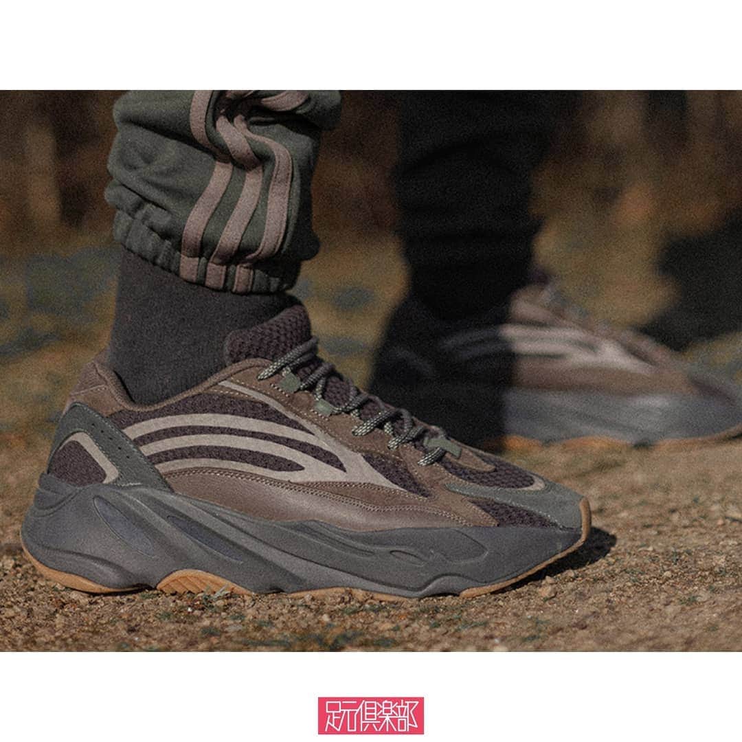 のインスタグラム：「【3/23発売予定】「KANYE WEST」と「adidas originals」によるコラボレーションモデル『YEEZY BOOST 700 V2』にニューカラー“Geode”が仲間入り。90年代の"ダッドスニーカー"のテイストを取り入れた『YEEZY BOOST 700』のアップデートモデルとして登場した『V2』。昨年末に初のリリースがなされた“STATIC"に続き、今作が2ndモデルとなる。ユニークなアッパーはローラーニット、マッドな質感のレザー、滑らかなヌバックを合わせた混合素材で構築。ブラウンとグレーを基調にしたアースカラーでまとめ、アウトソールも同系色のガムソールを用いりモダンなムードを演出させた。 『YEEZY BOOST 700 V2 “Geode”』は3月23日より、「atmos渋谷・新宿・難波」や「Styles 代官山」などのadidas originals取り扱い店舗にて発売が予定されている。 . ブランド: KANYE WEST × adidas Originals モデル : YEEZY BOOST 700 V2 “Geode” . ▼今すぐフォローして最新情報をチェックしよう！ 【adidas Originals 公式アカウント】 ⇒#@adidasoriginals . 【KANYE WEST 公式アカウント】 ⇒#@yeezyscloset . 詳細はプロフィールのリンクからどうぞ →@ashimoto.club . #adidasoriginals #kanyewest #yeezyboost700v2 #カニエウエスト #イージーブースト700v2 #アディダスオリジナルス #足元倶楽部#足元クラブ #足元くら部#足元 #あしもと倶楽部 #スニーカー #スニーカーコーデ #スニーカー同好会#キックス #靴#コーディネート #スナップ #ファッションスナップ#ストリートスナップ#お気に入りの一足 #今日の逸足 #逸足#운동화 #kicks#newkicks」
