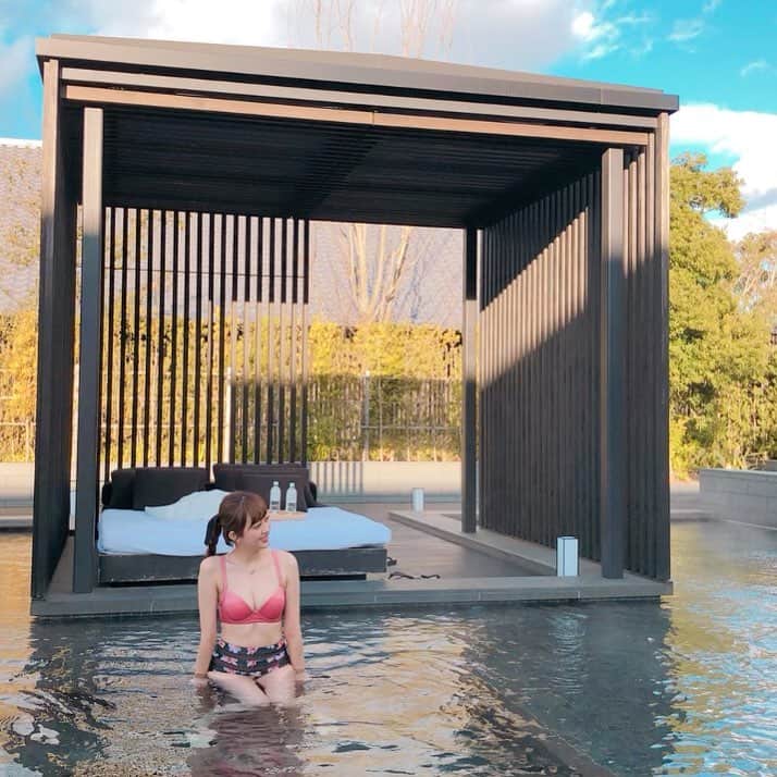 のインスタグラム：「プライベートでワンピース型以外の水着を着ることはほぼなかったのですが、お正月旅行の時に…夫と私以外誰もいないプールで…着てみました👙🌈笑 ・ どうしてもお腹につきやすくて、前よりかは落ちたんだけどやっぱりまだお腹が自分的に気になるからハイウエスト🌸✨ ・ RIZAP通う前は、ジム通ったらむきむきになって脂肪の上につくからある程度痩せてからの方が良いですよね？とか言ってたんですけど、私の体型だと普通にトレーニングしてもムキムキにはならないから変な心配してただけでした🤭笑 #猿腕がなのが気になるね🐒」