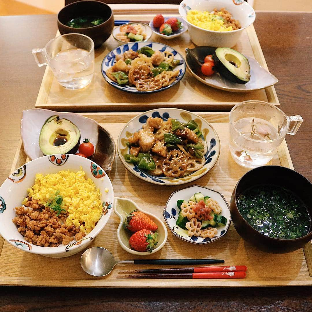 ゆかり/yukariのインスタグラム：「夜ごはん。 2色丼、いちご、さくらパスタサラダ、生姜スープ、さくら茶、蓮根鶏肉ピーマンの甘酢あん、アボカド * * 子供たちがさくら茶にはまりました。桜の塩漬けにお湯入れるだけですけどね。香りが良い。 * * * #おうちごはん #うちごはん #晩ごはん #夜ごはん #夕食 #料理 #手料理 #食卓 #自炊 #家庭料理 #料理好きな人と繋がりたい #暮らし #テーブルコーディネート #おうちごはんLover #food #japanesefood #foodpic #タベリー #和食 #今日の晩御飯 #ていねいな暮らし」