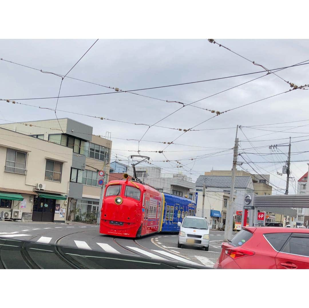 鈴川絢子さんのインスタグラム写真 - (鈴川絢子Instagram)「「ちょい鉄！路面電車でGO」﻿ ﻿ 3月21日(木・祝) 13:55〜﻿ RSK制作中四国6局ブロックネット﻿ RSK・RCC・BSS・TYS・KUTV・ITV﻿ ﻿ https://www.rsk.co.jp/tv/choitetsu/﻿ ﻿ ナレーションの六角精児さん、東MAXさん、ウド鈴木さん、そして私鈴川絢子が各地で活躍している路面電車やその街のグルメや魅力をご紹介しています！﻿ 皆様のご乗車是非ともお待ちしております<(^^)﻿ ﻿ ・﻿ ・﻿ ・﻿ ﻿ 先月はRSK山陽放送さんのお仕事で単身岡山へ。﻿ ﻿ もうすぐデビューのおかでんチャギントンに会えた！﻿ ﻿ 今回はおかでんミュージアムにてロケでしたが、岡電やおかでんチャギントンにも乗ってみたいのでまた近々子供たちと一緒に岡山行きたいです🍑﻿ ﻿ #岡電 #岡山 #チャギントン #鉄分多め #RSK #路面電車」3月14日 18時17分 - suzukawaayako