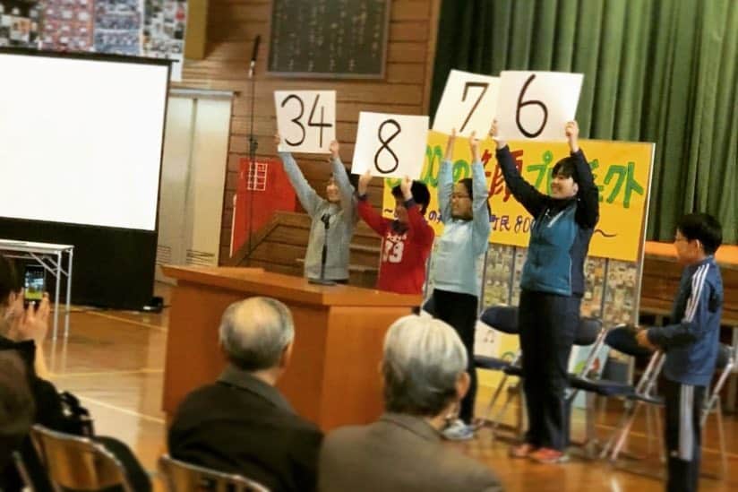 のインスタグラム：「. 【ご報告と御礼】 こんにちは、B☆Bです！ 今月2日・3日の札幌ドームオープン戦で皆さんにご協力いただいた、安平町早来小学校6年生による「8000人の笑顔プロジェクト」。 先日、早来小でその報告会が行われました。 結果は…なんと「34,876名」！ 子ども達のまっすぐな想いが、これだけの数の人達の心を動かしました。 早来小6年生と担任の冨樫先生から、ご協力いただいたファンの皆さんに是非お礼を…とのご希望があり、この場を借りて皆さんにお伝えしたいと思います。 ★ 「このプロジェクトに協力してくださった全国の皆さんのお蔭様で，安平町にたくさんの笑顔が集まりました。皆さんの思いを胸に子供たちも私も前に進みます。これからも安平町の応援をよろしくお願いいたします。早来小学校6年生，冨樫忠浩」 ★ そして僕からも、心から「ありがとう」の言葉をお伝えしたいと思います。 ご協力いただいたファンの皆さんと、そして早来小学校のみんなにも。 これからも、震災で被害を受けた皆さんの心に寄り添えるような活動を、微力ながら続けていきたいと思います。 宜しくお願いします😊 ・ ・ ・ #lovefighters #驀進 #8000人の笑顔プロジェクト #安平町 #早来小学校 #北海道胆振東部地震 #BB212」