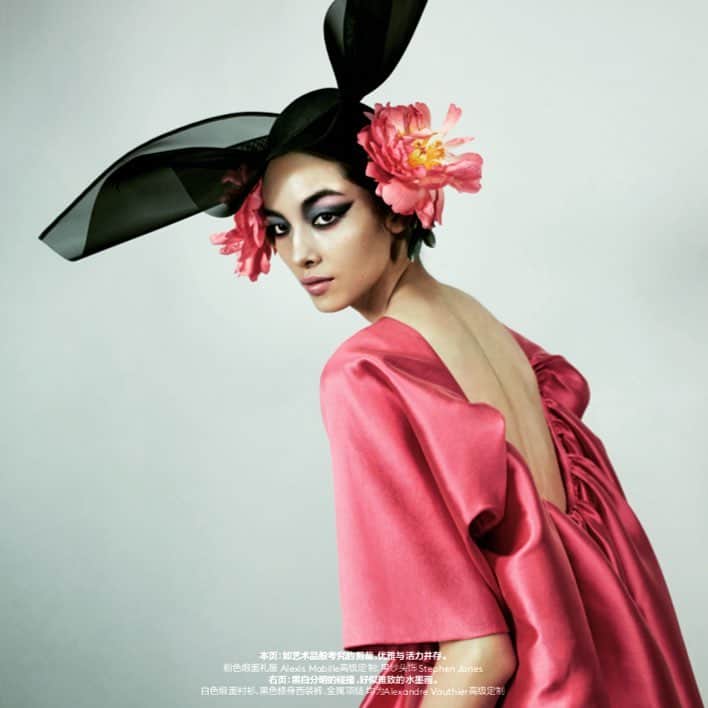 アレクシマビーユのインスタグラム：「Beautifull @feifeisun wearing my dress @voguechina shot by @emmasummerton styled by talented @danielapaudice hair by my friend @odilegilbert_official hat @stephenjonesmillinery make up @petros_petrohilos #thank you #feifeisun #beauty #voguechina #alexismabille」