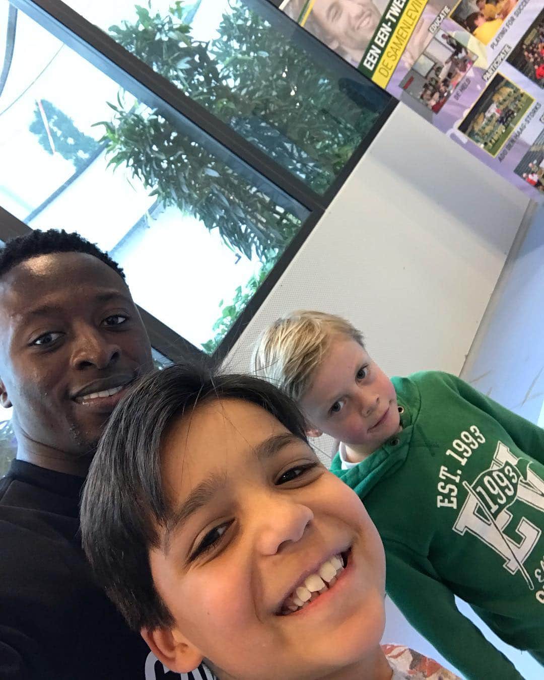 ADOデン・ハーグさんのインスタグラム写真 - (ADOデン・ハーグInstagram)「🤳 Selfies van de spelers met kinderen in het @julianakinderziekenhuis! #OnzeTrots #meerdanvoetbal」3月14日 18時10分 - adodenhaag