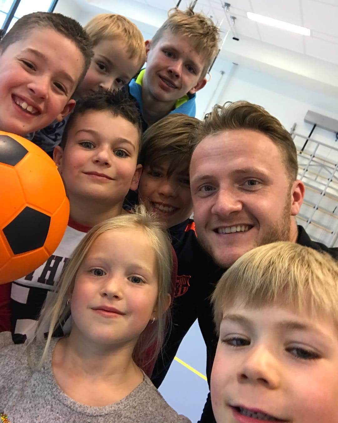 ADOデン・ハーグさんのインスタグラム写真 - (ADOデン・ハーグInstagram)「🤳 Selfies van de spelers met kinderen in het @julianakinderziekenhuis! #OnzeTrots #meerdanvoetbal」3月14日 18時10分 - adodenhaag