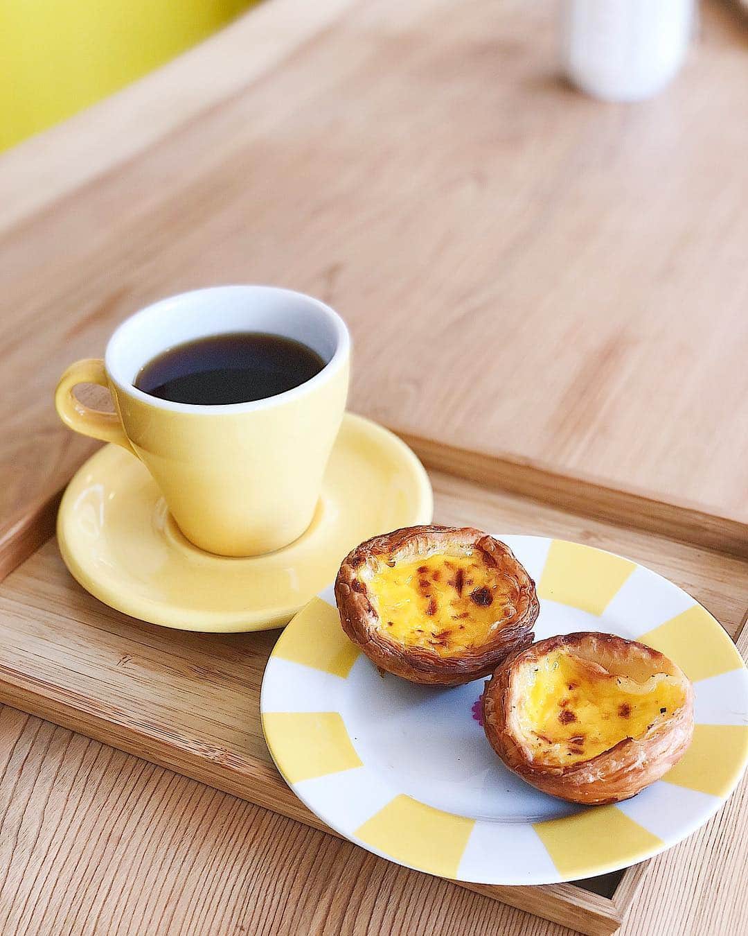 のインスタグラム：「［#cafemiru_東京］﻿ ——————————————————————﻿ 桜シーズン直前🌸﻿ お花見に持っていきたい、﻿ テイクアウトが可愛いカフェ特集❗️﻿ 第1段は都内に4店舗展開する﻿ ｢ eggcellent (エッグセレント)｣🍳﻿ ﻿ ☑︎エッグタルト1PIECE　220yen﻿ ☑︎エッグタルト6PIECE BOX 　1320yen﻿ ﻿ 香ばしい焼き目の付いた見た目に、﻿ サクッとしたパイ生地の食感、濃厚なカスタードクリームの香りがたまらないエッグセレントさんのエッグタルト🤤❣️﻿ 素材にもこだわってつくられたエッグタルトは見た目、味、香り、すべてからおいしい💓を感じられる、まさに至福のスイーツです🥺✨﻿ ﻿ 食べた人を笑顔にしてくれる絶品スイーツは、 これからの時期の人が集まるお花見やピクニックにぴったり👌🌸﻿ テイクアウト用のラッピングもパキッとしたイエローがとっても可愛いので、ピンクのさくらやグリーンの芝生との相性抜群🌸🍃﻿ 思い出の1枚をはなやかに彩ってくれそうですね🌸﻿ ※店内画像は白金台店﻿ ﻿ ﻿ 📍 o-factory & cafe by eggcellent 白金台﻿ ⚪︎住所 /東京都港区白金1丁目14−11﻿ ⚪︎営業時間 / 9:00-15:00﻿ ※催事、販売状況により変更になる場合あり。﻿ ⚪︎定休日 / 不定休﻿ ⚪︎アクセス / JR南北線・都営三田線 白金高輪駅 徒歩5分﻿ ﻿ 📍 eggcellent 六本木ヒルズ店﻿ ⚪︎住所 /東京都港区六本木6丁目10−1 森タワーヒルサイドB1F﻿ ⚪︎営業時間 / 【平日】7:00-21:00【週末】8:00-21:00 ﻿ ⚪︎定休日 / なし﻿ ⚪︎アクセス / 各線 六本木駅 徒歩3分﻿ ﻿ 📍 eggcellent 羽田空港国内線第２旅客ターミナル店﻿ ⚪︎住所 /東京都大田区羽田空港3丁目4−2 第2旅客ターミナル地下1階﻿ ⚪︎営業時間 / 7:30-21:30﻿ ⚪︎定休日 / なし﻿ ⚪︎アクセス / 京急羽田空港国内線ターミナル駅徒歩５分﻿ 東京モノレール羽田空港第二ビル駅徒歩５分﻿ ﻿ 📍 eggcellent  Echika表参道店﻿ ⚪︎住所 /東京都港区北青山3丁目6−2Echika表参道 B1F﻿ ⚪︎営業時間 /10:00-22:00﻿ ⚪︎定休日 / なし﻿ ⚪︎アクセス / 東京メトロ銀座線・千代田線・半蔵門線 表参道駅 構内﻿ ﻿ 【cafemiru_tokyo】﻿ 📍 o-factory & cafe by eggcellent﻿ ◎Open Hours / 9:00-15:00﻿ ※irregular holidays﻿ ◎closest station /Toei Mita Line or JR Line「shirokaneTakanawa」﻿ ﻿ ☕️ @haveaneggcellentday﻿ 📷 @cafemiru.jp﻿ ——————————————————————﻿ Cafemiruでは「#インスタ探検隊」or「#cafemiru」をタグ付けしているカフェ写真から、運営スタッフが厳選してご紹介しています👀🔍﻿」