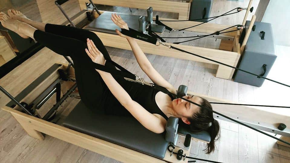 のインスタグラム：「前から気になってたマシンピラティスへ友人と行ってきました☺️マシンの扱いは難しいけれど、マットピラティスとはまた違って楽しかった💕いつものトレーニングとまた違う刺激でお腹の中がしびれました😌👍 #pilates#workout#training#bodymake#body#meditation#ピラティス#マシンピラティス#インナーマッスル#トレーニング#❤️」