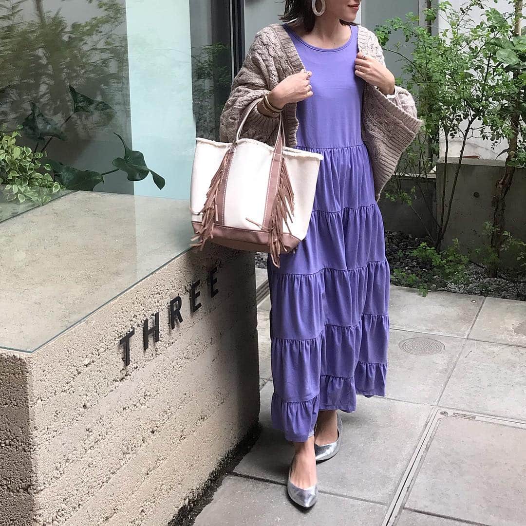 のインスタグラム：「#outfit op… @basement_online  cardigan… @reedit_official  ティアードワンピースは今年も流行り🌼 #basementonline のワンピは綿で今の時期にぴったり。しかも私の好きな長め丈💜  ベージュのカーディガンも今の時期使えるアイテム。 __________ #ティアードワンピース  #今日の服#今日のコーデ#ママコーデ#リエディスタ#リエディ#楽天 #reedit#fashion#locari#mineby3mootd#r_fashion#ayakobag」